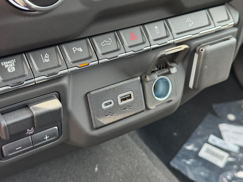 Chevrolet Silverado 2500HD Vehicle Full-screen Gallery Image 14