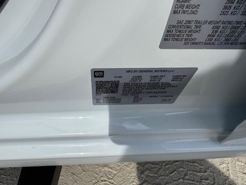 Chevrolet Silverado 2500HD Vehicle Full-screen Gallery Image 16