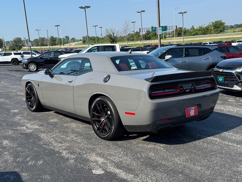 Dodge Challenger Vehicle Full-screen Gallery Image 3