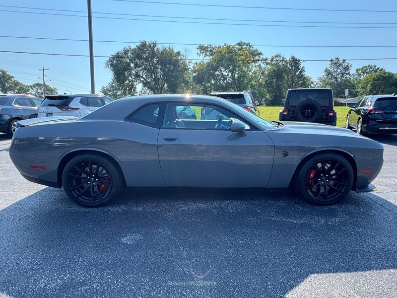 Dodge Challenger Vehicle Full-screen Gallery Image 6