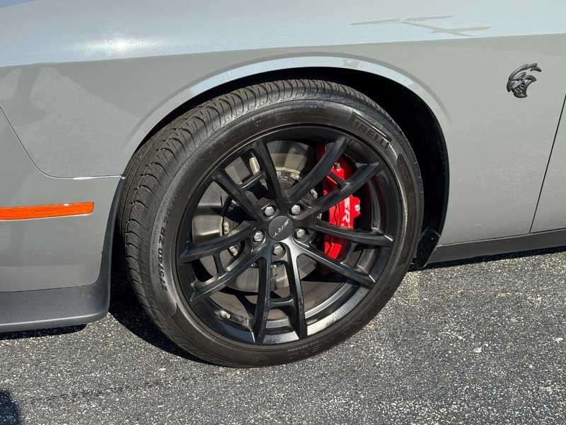 Dodge Challenger Vehicle Full-screen Gallery Image 9