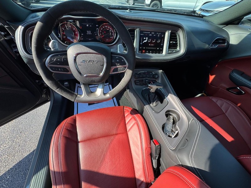 Dodge Challenger Vehicle Full-screen Gallery Image 12