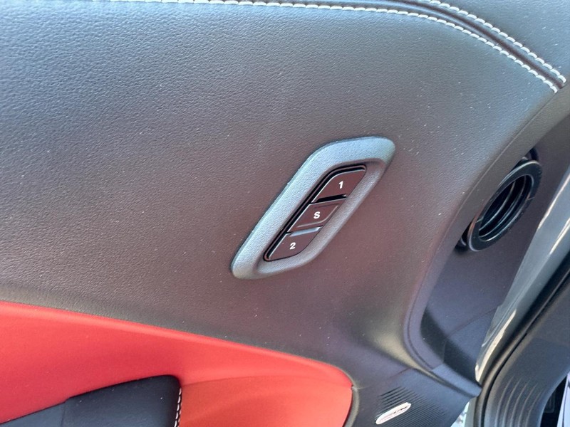 Dodge Challenger Vehicle Full-screen Gallery Image 13