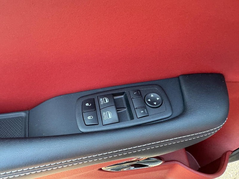 Dodge Challenger Vehicle Full-screen Gallery Image 14