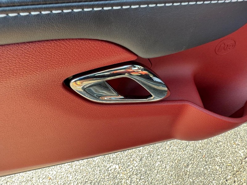 Dodge Challenger Vehicle Full-screen Gallery Image 15