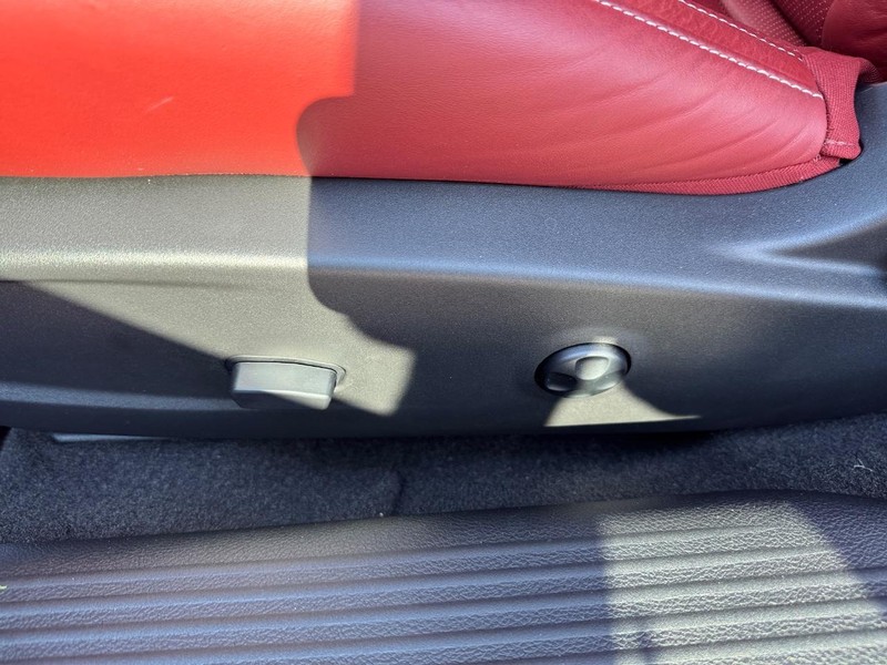 Dodge Challenger Vehicle Full-screen Gallery Image 16