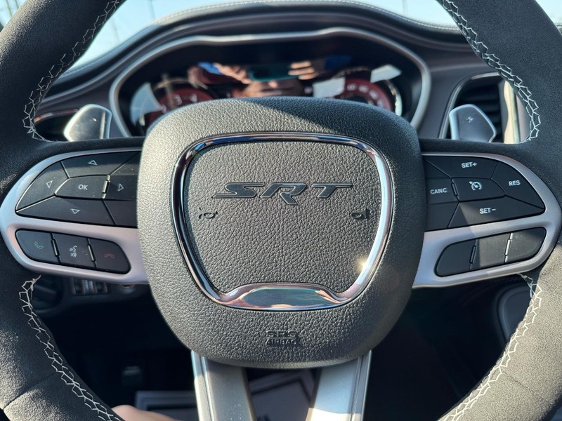 Dodge Challenger Vehicle Full-screen Gallery Image 18