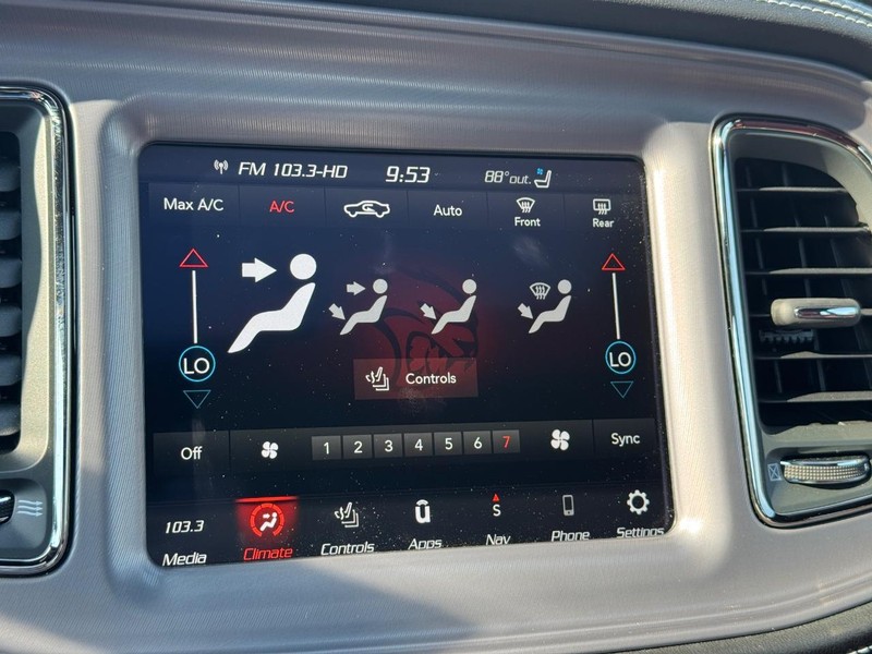 Dodge Challenger Vehicle Full-screen Gallery Image 21