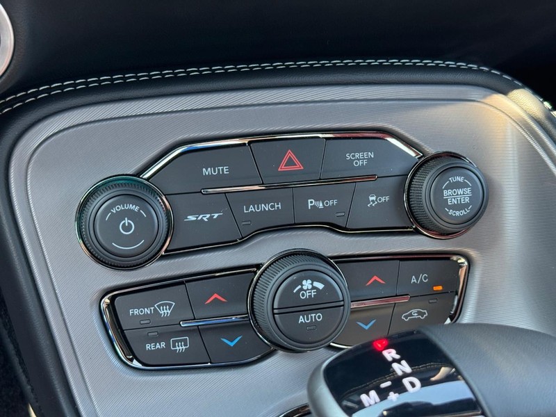 Dodge Challenger Vehicle Full-screen Gallery Image 22