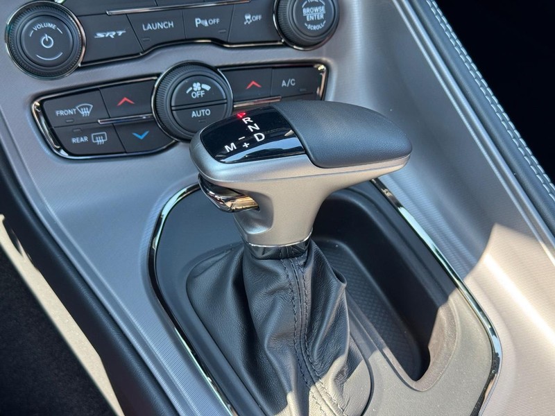 Dodge Challenger Vehicle Full-screen Gallery Image 23