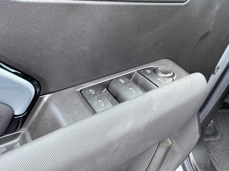 Chevrolet Colorado Vehicle Full-screen Gallery Image 11