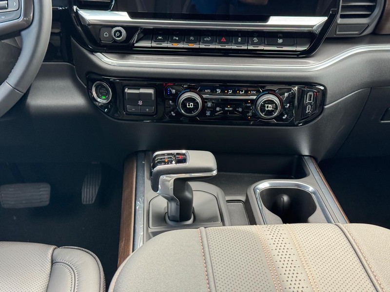 Chevrolet Silverado 1500 Vehicle Full-screen Gallery Image 9