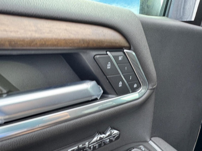 Chevrolet Silverado 1500 Vehicle Full-screen Gallery Image 12