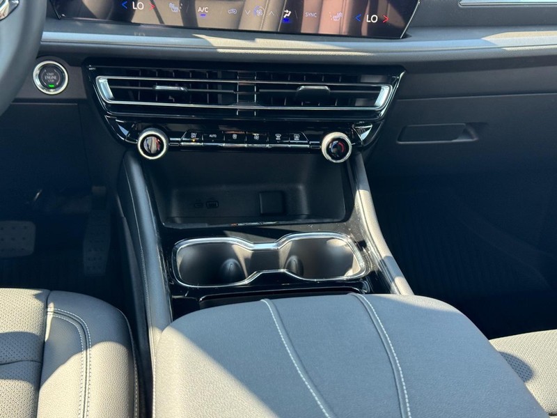 Chevrolet Traverse Vehicle Full-screen Gallery Image 11