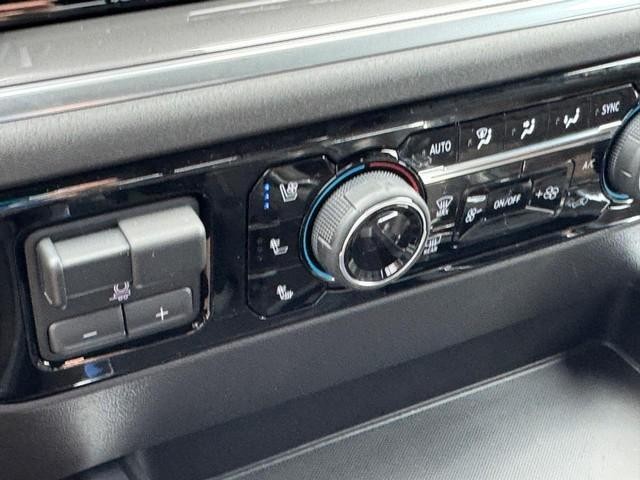 Chevrolet Silverado 1500 Vehicle Full-screen Gallery Image 16