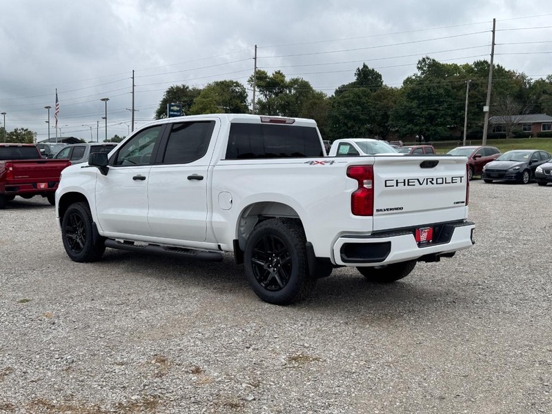 Chevrolet Silverado 1500 Vehicle Full-screen Gallery Image 3