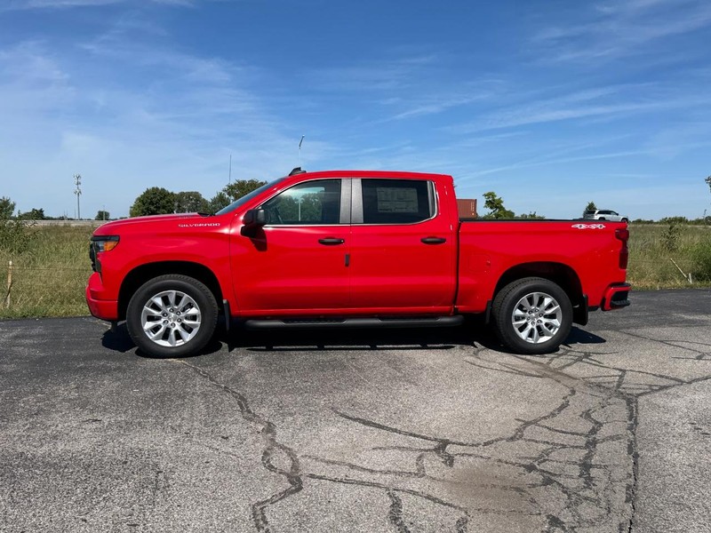 Chevrolet Silverado 1500 Vehicle Full-screen Gallery Image 2