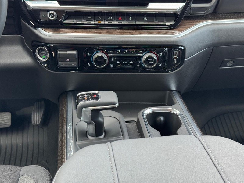 Chevrolet Silverado 1500 Vehicle Full-screen Gallery Image 9