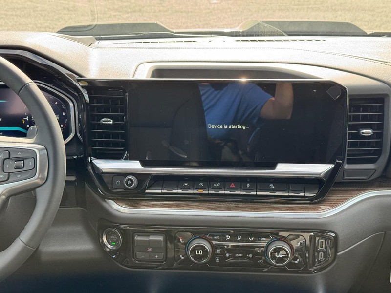 Chevrolet Silverado 1500 Vehicle Full-screen Gallery Image 9