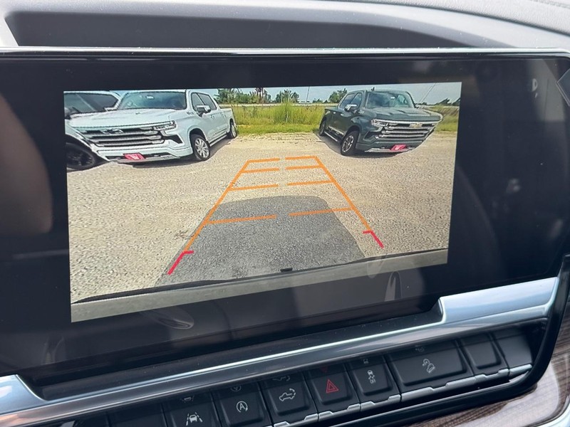 Chevrolet Silverado 1500 Vehicle Full-screen Gallery Image 16