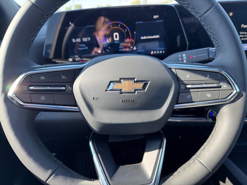 Chevrolet Equinox Vehicle Full-screen Gallery Image 12