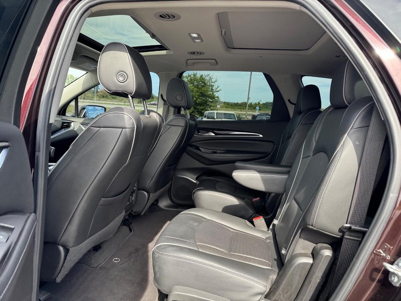 Buick Enclave Vehicle Full-screen Gallery Image 10