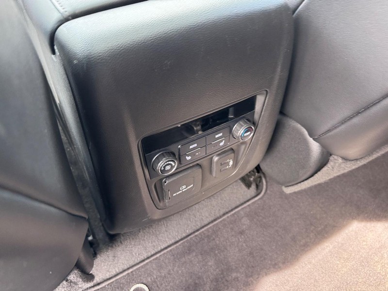 Buick Enclave Vehicle Full-screen Gallery Image 12