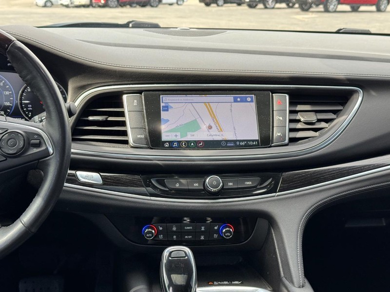 Buick Enclave Vehicle Full-screen Gallery Image 16