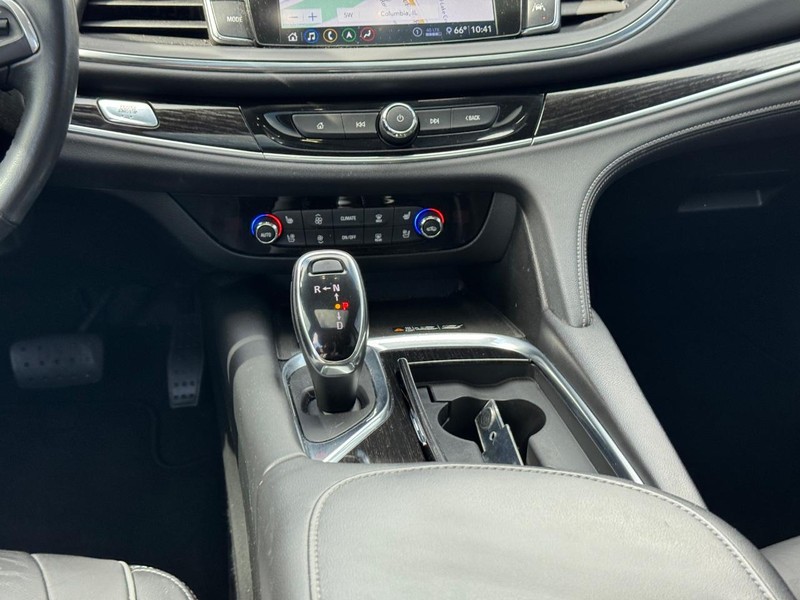 Buick Enclave Vehicle Full-screen Gallery Image 17