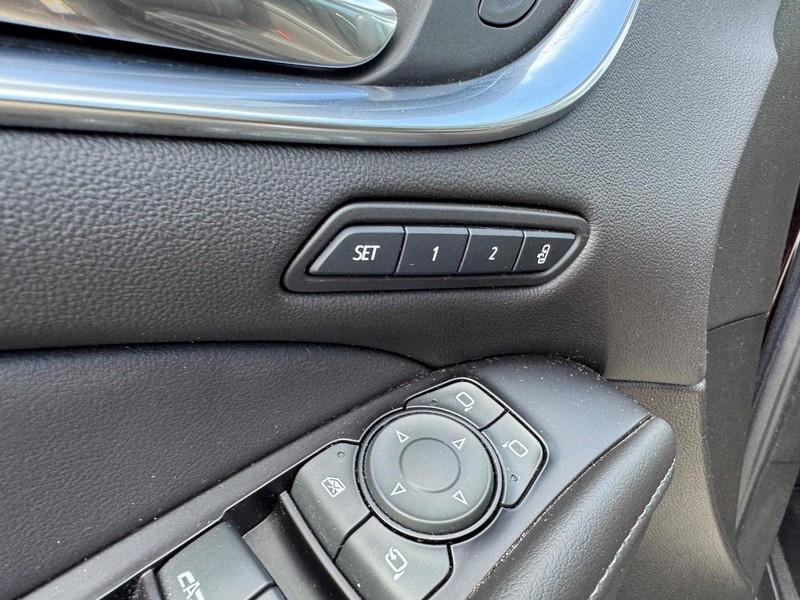 Buick Enclave Vehicle Full-screen Gallery Image 20