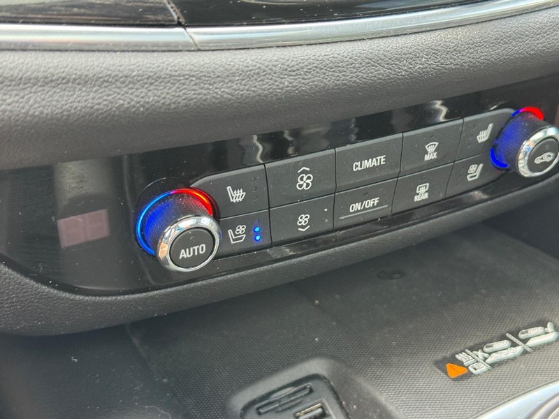 Buick Enclave Vehicle Full-screen Gallery Image 24