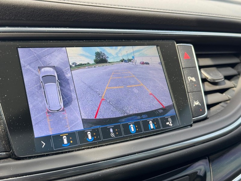 Buick Enclave Vehicle Full-screen Gallery Image 25