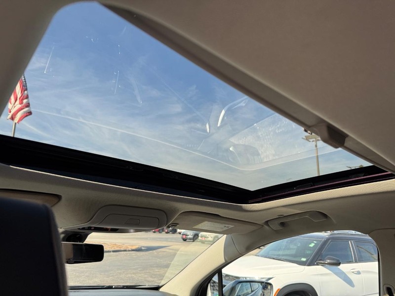 Buick Enclave Vehicle Full-screen Gallery Image 13