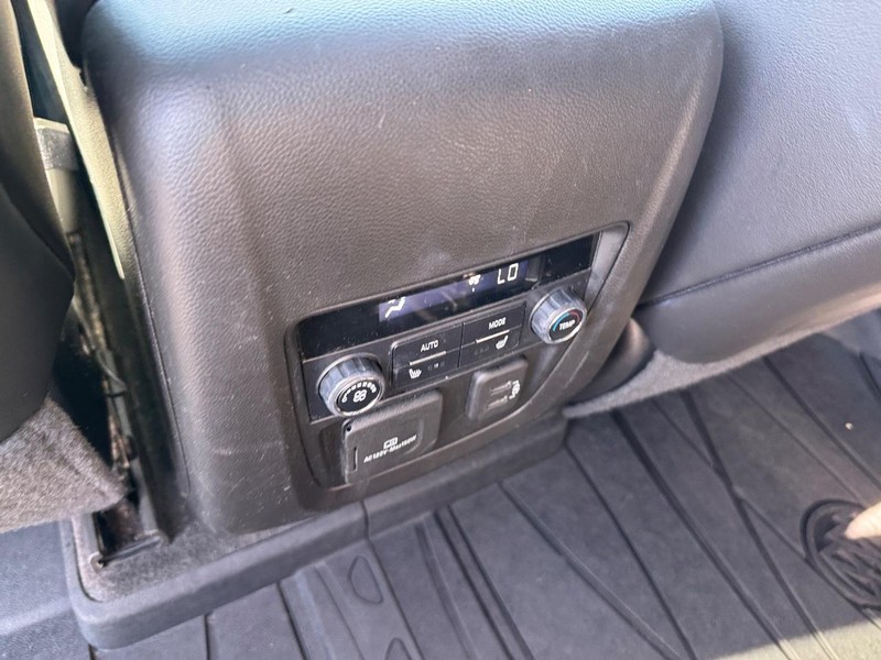 Buick Enclave Vehicle Full-screen Gallery Image 14