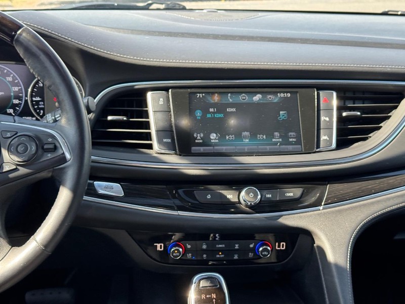 Buick Enclave Vehicle Full-screen Gallery Image 17