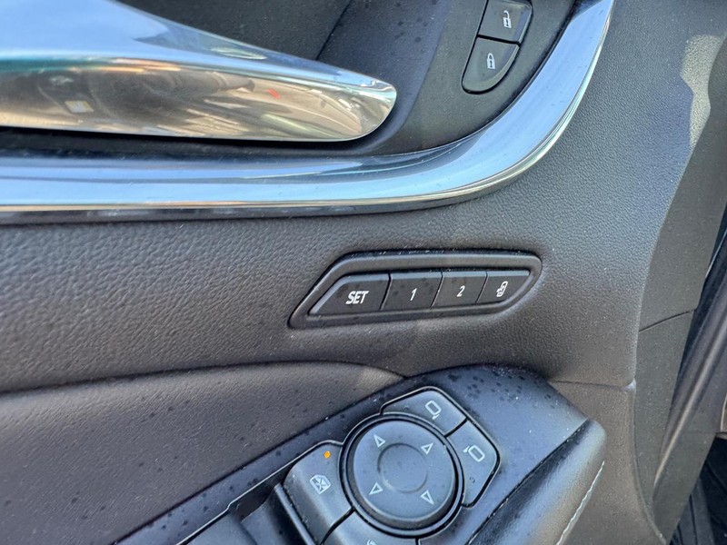 Buick Enclave Vehicle Full-screen Gallery Image 21