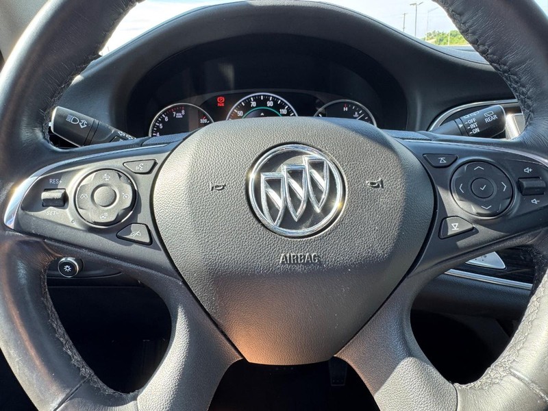 Buick Enclave Vehicle Full-screen Gallery Image 22