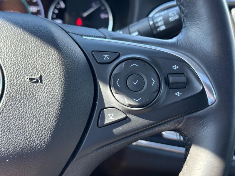 Buick Enclave Vehicle Full-screen Gallery Image 24