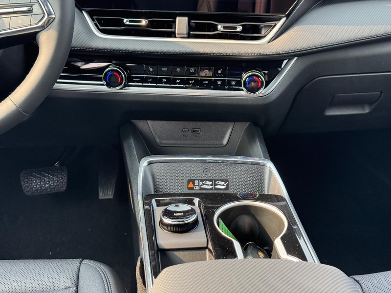 Chevrolet Equinox Vehicle Full-screen Gallery Image 9