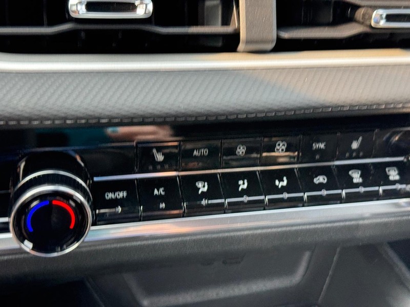 Chevrolet Equinox Vehicle Full-screen Gallery Image 15