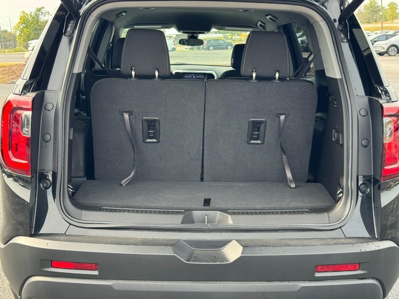 GMC Acadia Vehicle Full-screen Gallery Image 4