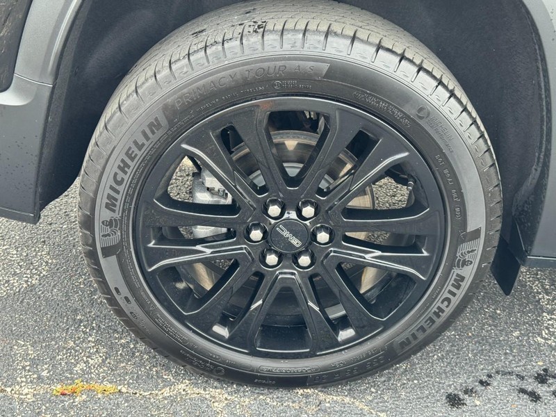 GMC Acadia Vehicle Full-screen Gallery Image 7