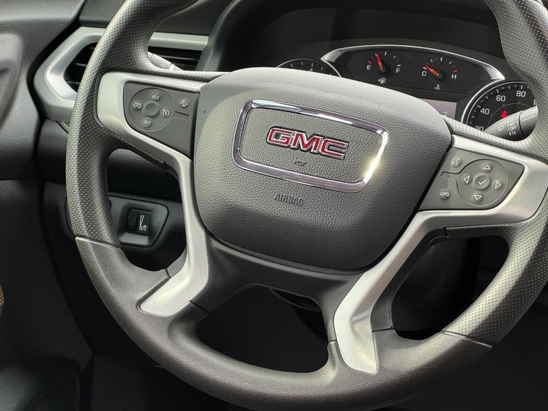 GMC Acadia Vehicle Full-screen Gallery Image 12