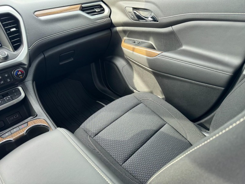 GMC Acadia Vehicle Full-screen Gallery Image 15