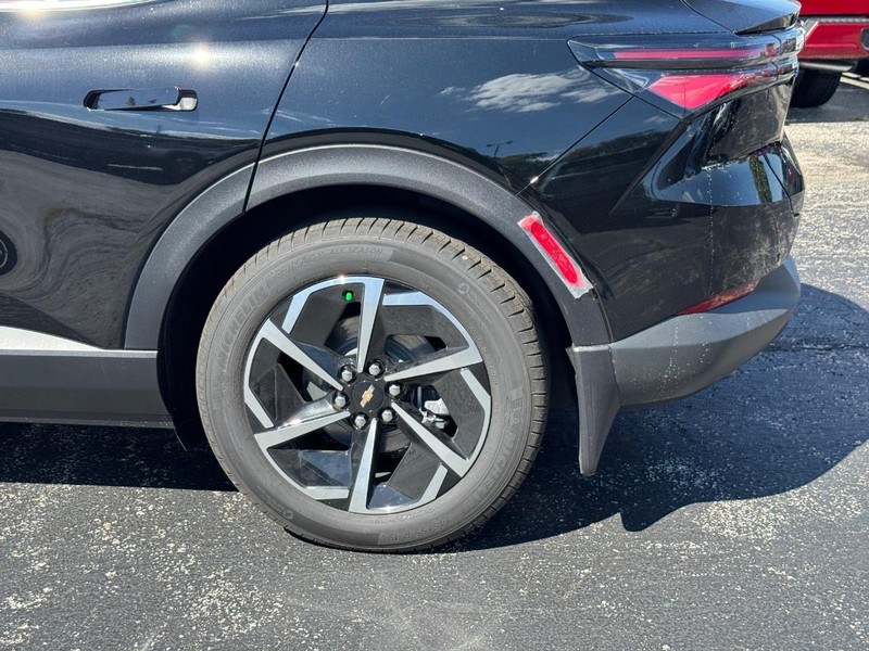 Chevrolet Equinox EV Vehicle Full-screen Gallery Image 4