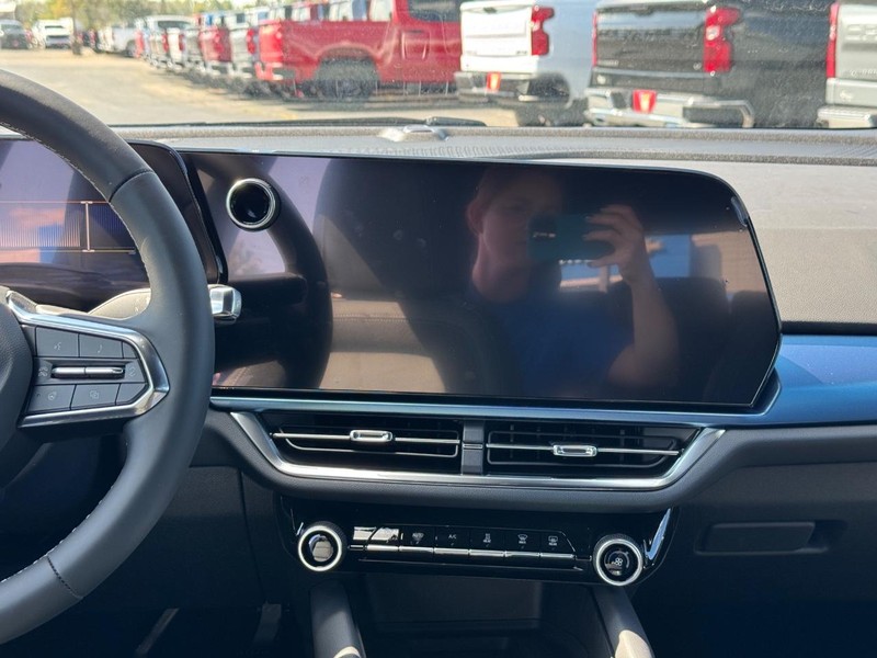 Chevrolet Equinox EV Vehicle Full-screen Gallery Image 8