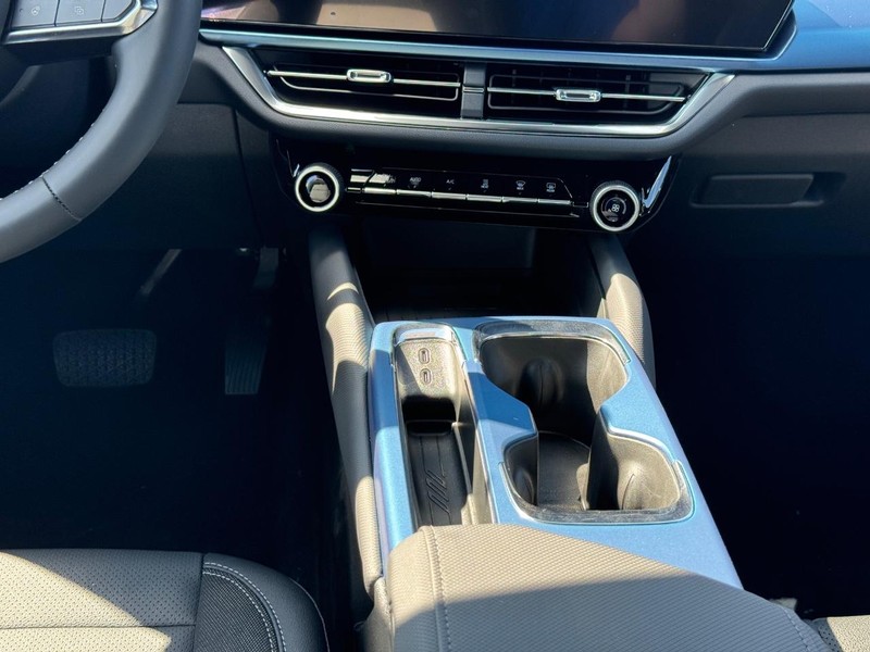 Chevrolet Equinox EV Vehicle Full-screen Gallery Image 9