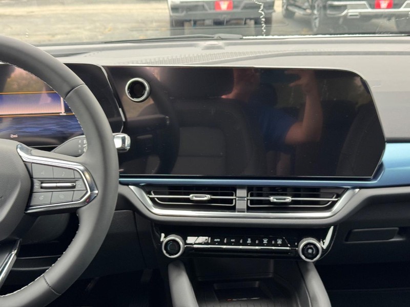 Chevrolet Equinox EV Vehicle Full-screen Gallery Image 8