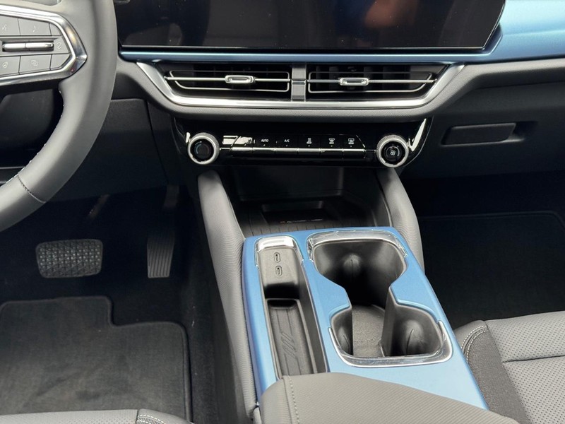 Chevrolet Equinox EV Vehicle Full-screen Gallery Image 9