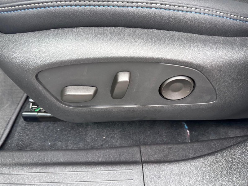 Chevrolet Equinox EV Vehicle Full-screen Gallery Image 10